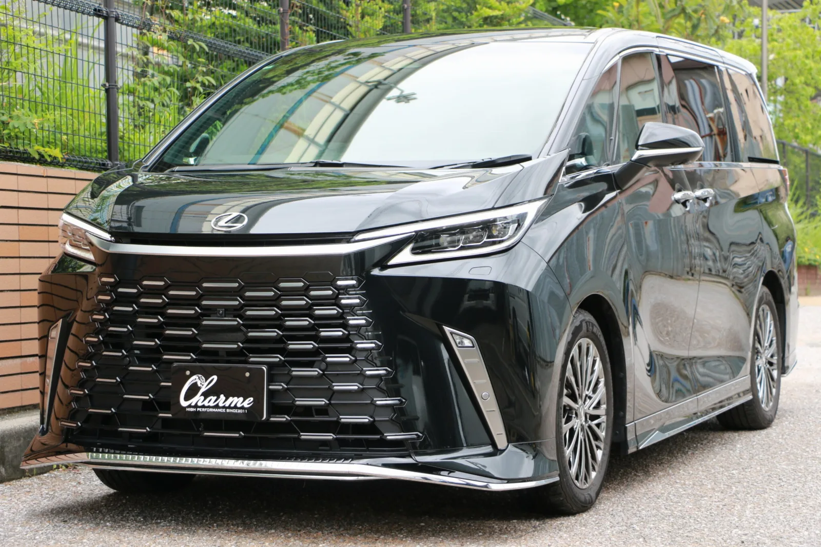 Lexus LM 500h Version L 4WD Mark Levinson Modellista Universal Step Rear Seat Monitor Digital Inner Mirror One Owner