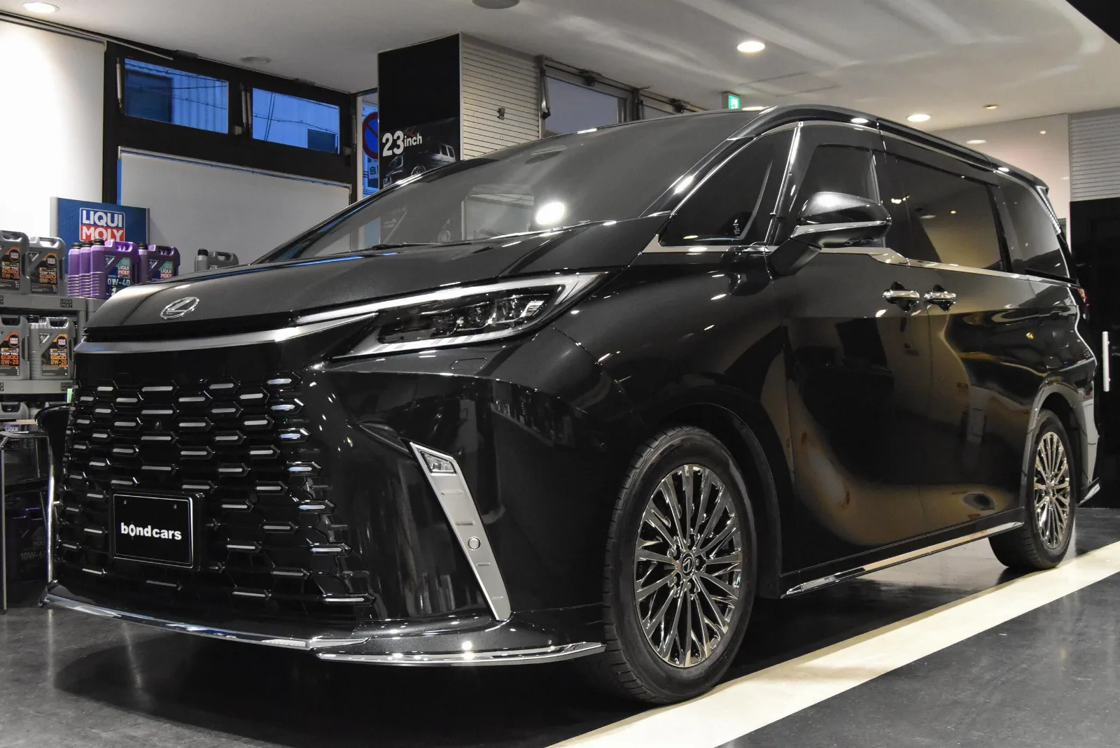 Lexus LM 500h Version L 4WD One Owner Universal Step