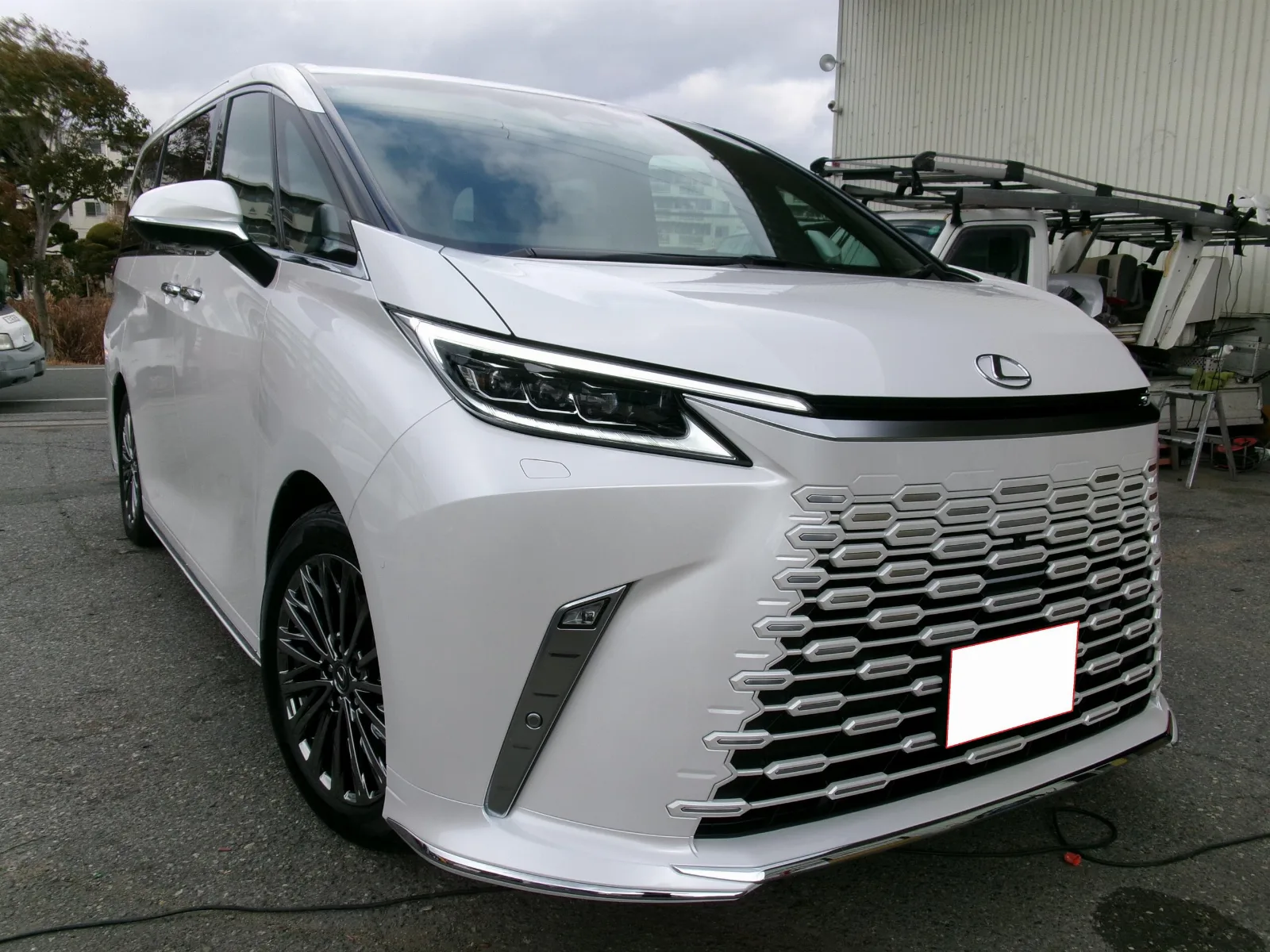 Lexus LM 500h Version L 4WD One Owner Universal Step