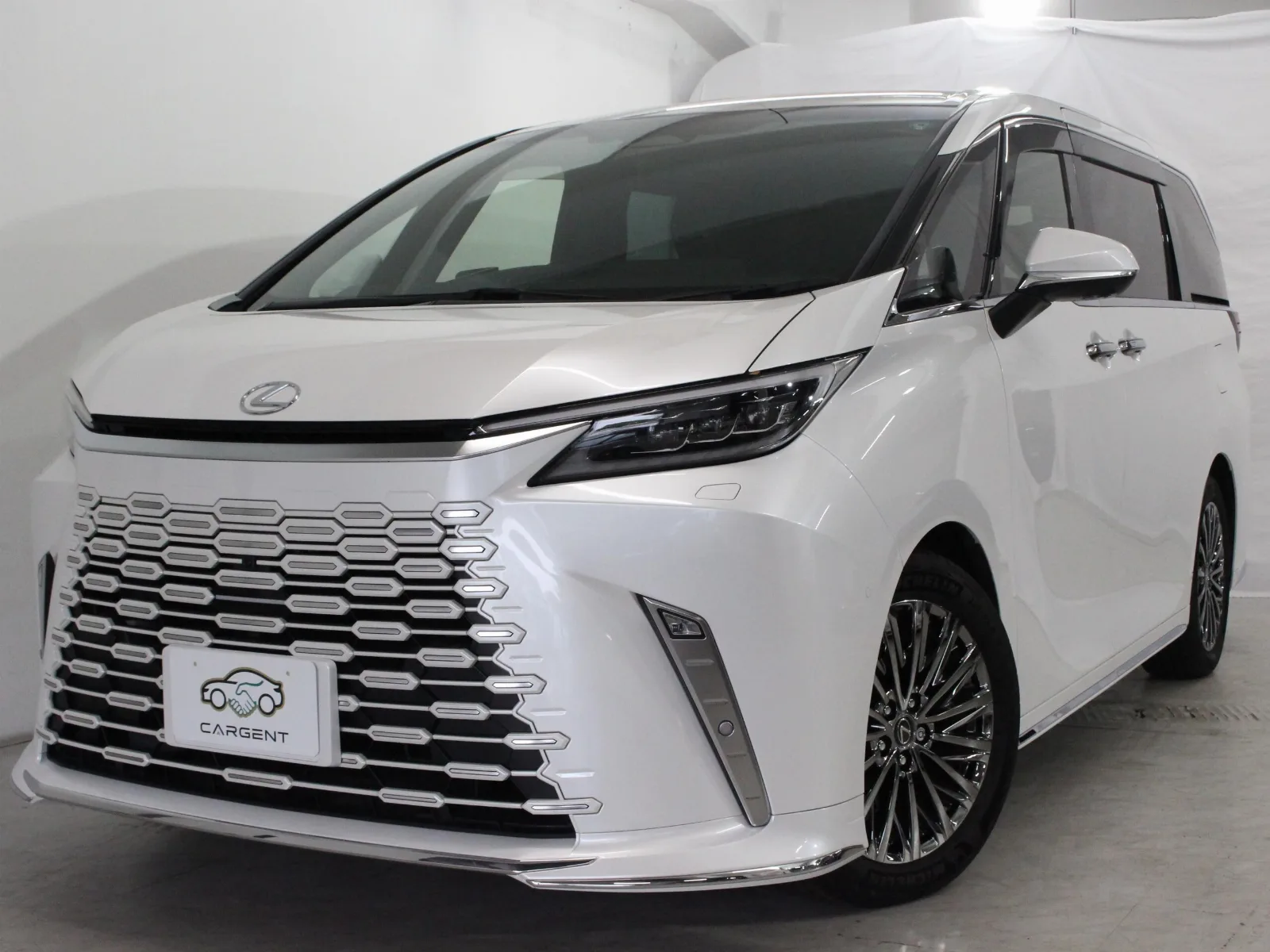 Lexus LM 500h Version L 4WD / Certified 5A Grade / Mark Levinson / Sunroof / Flip-Down Monitor / Digital Inner Mirror / Black Leather / Lexus Teammate / Dual Power Sliding Doors / Blind Spot Monitor / Universal Steps / Power Back Door