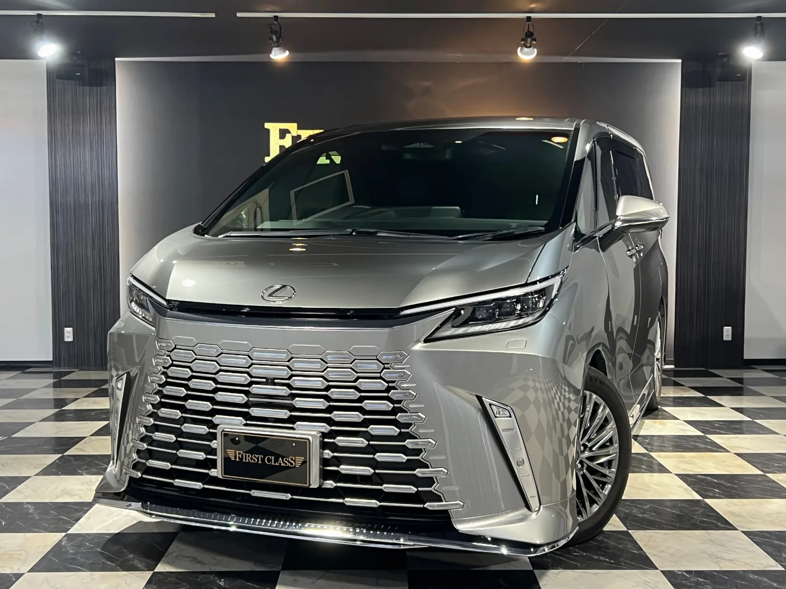 Lexus LM 500h Version L 4WD