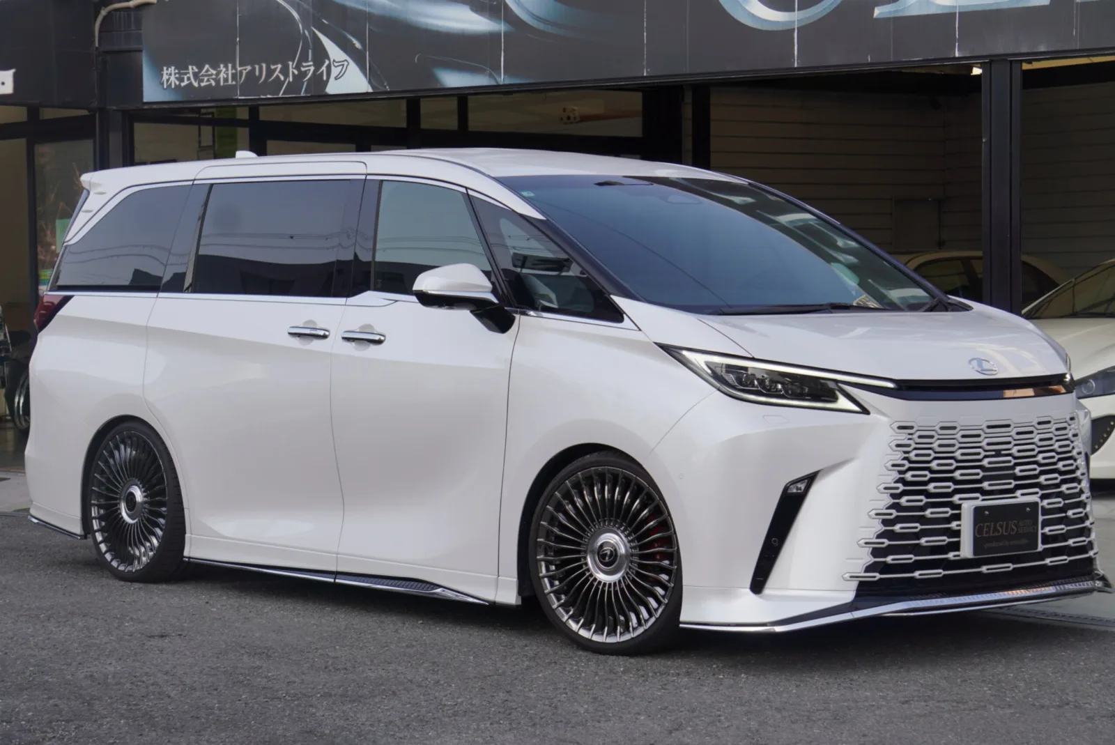 Lexus LM 500h Version L 4WD