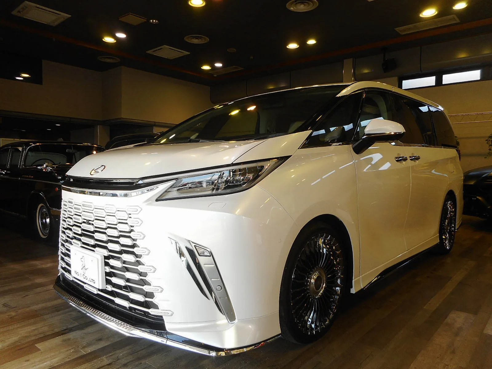 Lexus LM 500h Version L 4WD Modellista Aero WALD 22-inch AW Beige Leather TRD Performance Damper Left/Right Independent Moonroof Genuine Rear Entertainment Mark Levinson Panoramic View Monitor Cold Weather Package Panoramic View Monitor External Security Dealer Maintenance Records