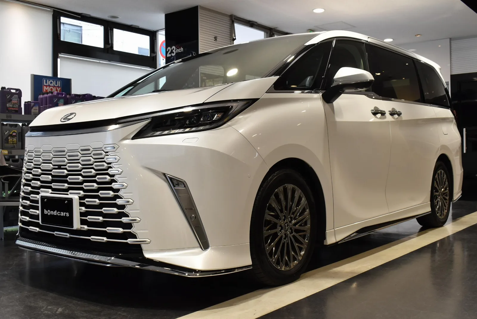 Lexus LM 500h Version L 4WD Modellista Aero Solis White Interior