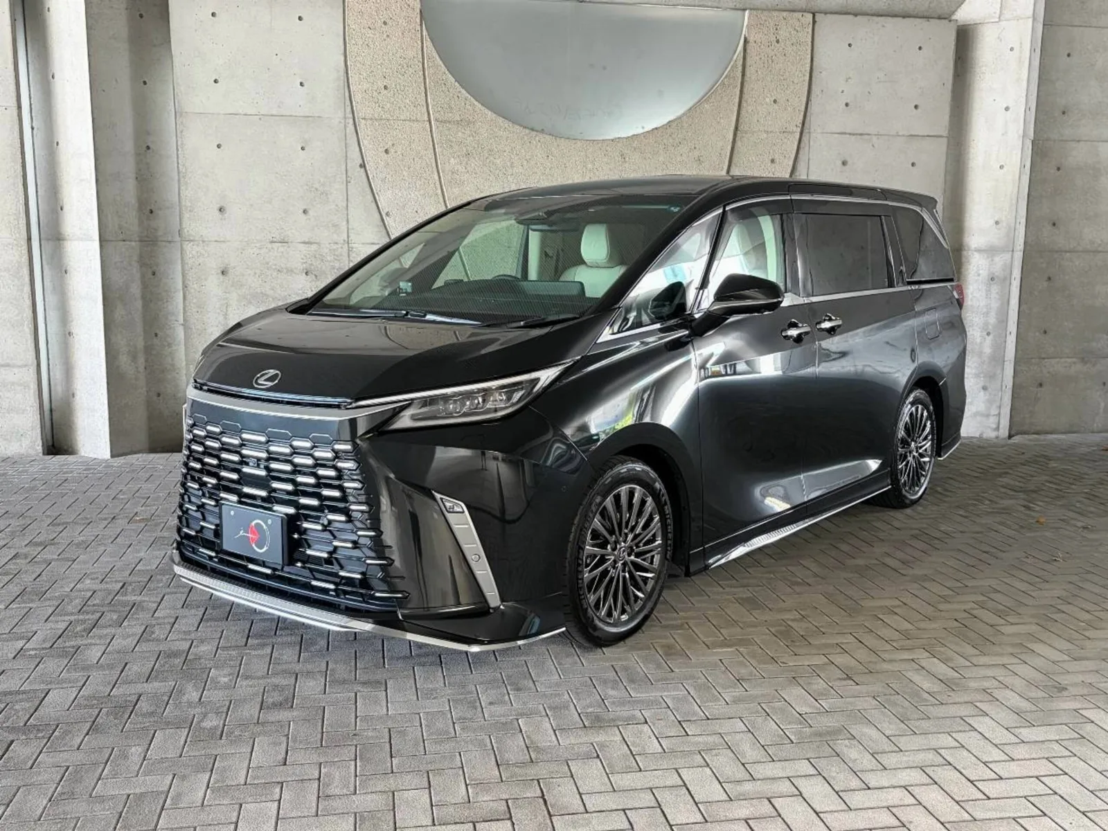 Lexus LM 500h Version L 4WD / One Owner / Modellista FSR Aero / Solis White Leather Seats / Front & Rear Drive Recorder / 19-inch AW / Mark Levinson Sound System / Left & Right Independent Moonroof / Universal Step / 2.0 ETC / Cold Climate Specification / Spare & Card Key