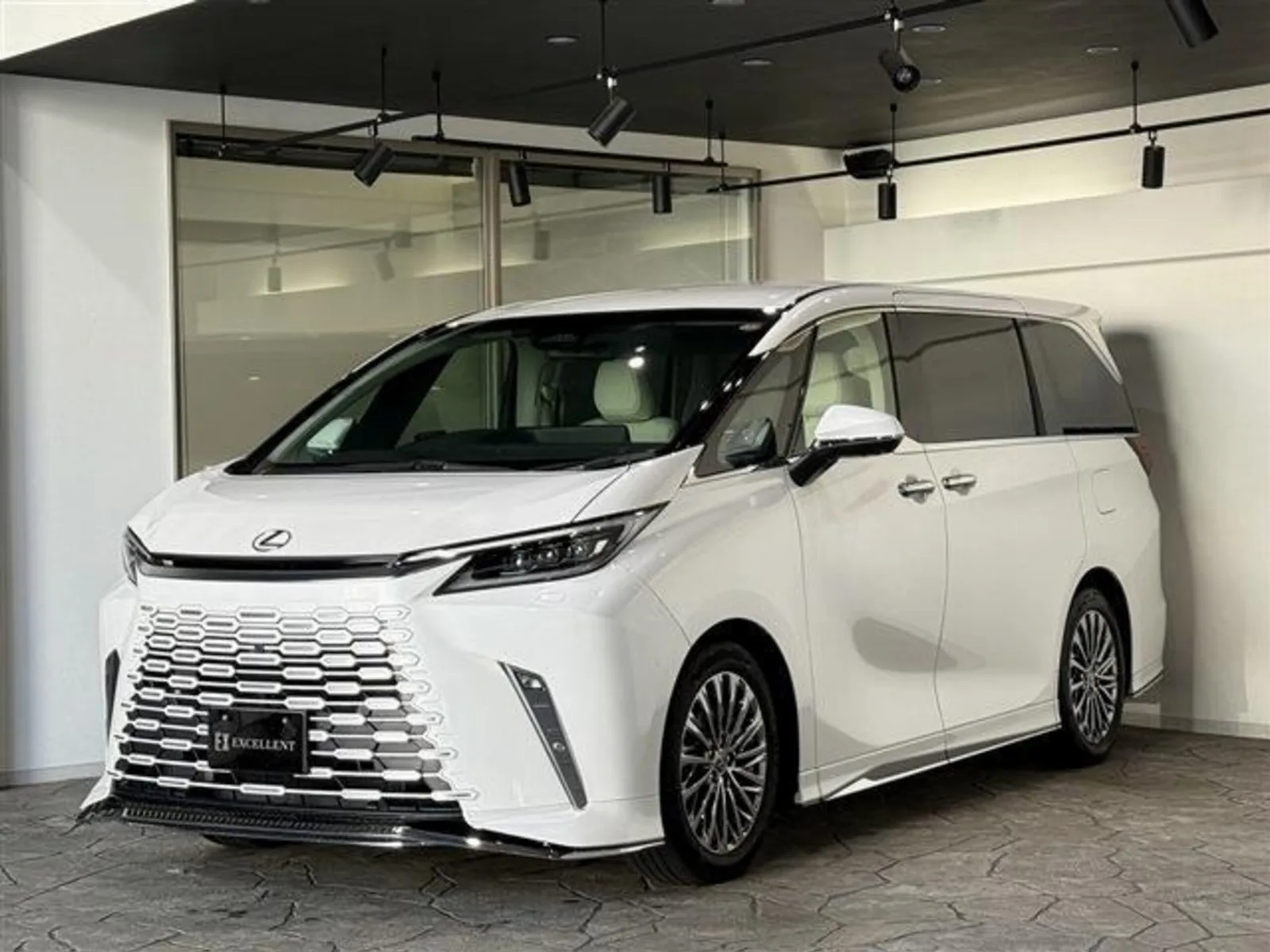 Lexus LM 500h Version L 4WD 1-Owner Modellista Aero Solis White Interior Mark Levinson Universal Step Rear Entertainment Digital Inner Mirror SR Lexus Teammate Genuine 19AW Color HUD
