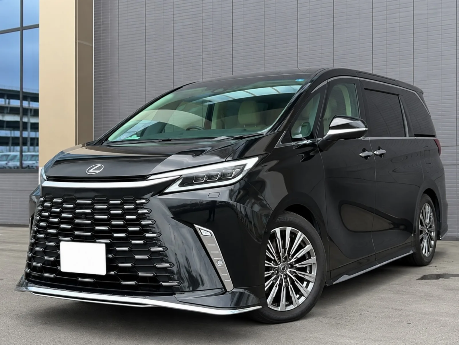 Lexus LM 500h Executive 4WD Modellista Aero Modellista Aluminum Wheels One Owner Rear 48-inch Monitor Universal Step Manufacturer Front and Rear Dashcam Seat Ventilation Digital Inner Mirror Blind Spot Monitor