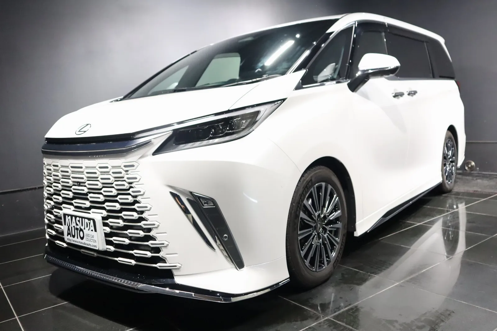 Lexus LM 500h Executive 4WD Modellista Aero 48-inch Display Mark Levinson Cold Climate Specification Modellista 19-inch Forged Alloy Wheels Universal Step Both Side Power Sliding Doors Digital Inner Mirror Glass Roof Refrigerator