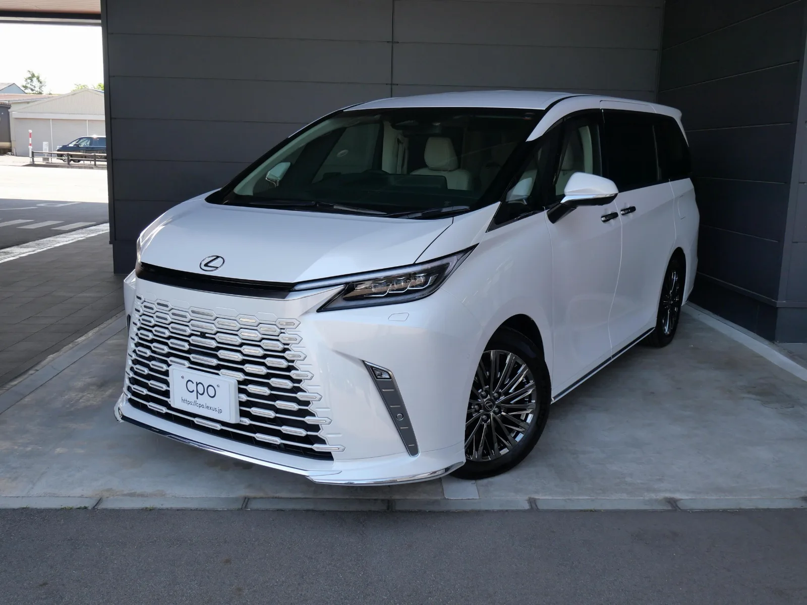 Lexus LM 500h Version L 4WD CPO (Certified Pre-Owned)