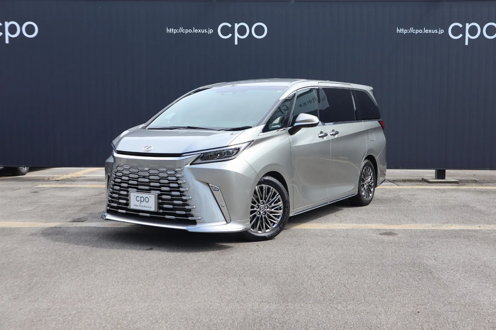 Lexus LM 500h Version L 4WD CPO (Certified Pre-Owned)