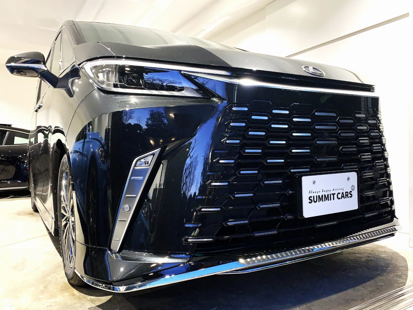 Lexus LM 500h Executive 4WD, 4-Seater, Rear Separate Seats, Solis White Interior, 48-inch Rear Large Wide Display, Yabane Wood Panel, Soundproofing Partition (with Dimming), Ultrasuede Roof Liner, Refrigerator, Umbrella Stand, Universal Step