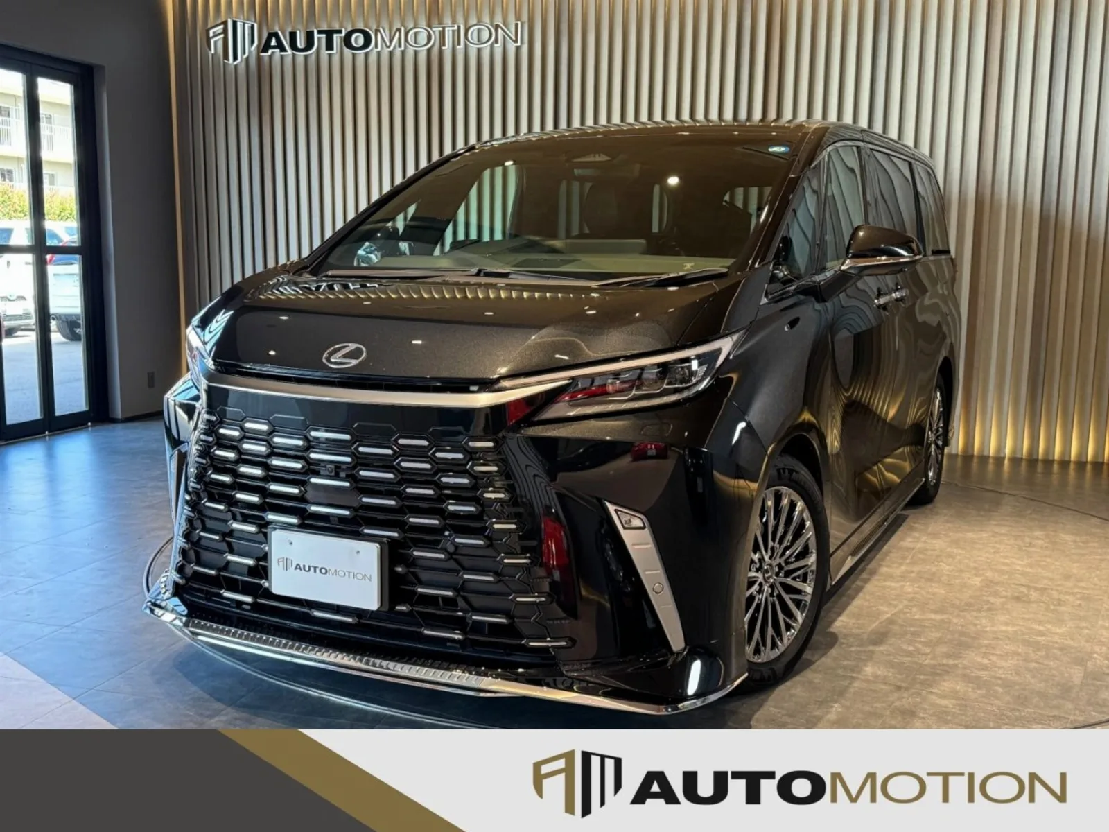 Lexus LM 500h Version L 4WD Modellista Aero (Front Spoiler, Rear Skirt, Side Skirts) / 14-inch Rear Seat Entertainment System / Glass Roof / Universal Step / Digital Inner Mirror / Spare Tire / Cold Weather Package