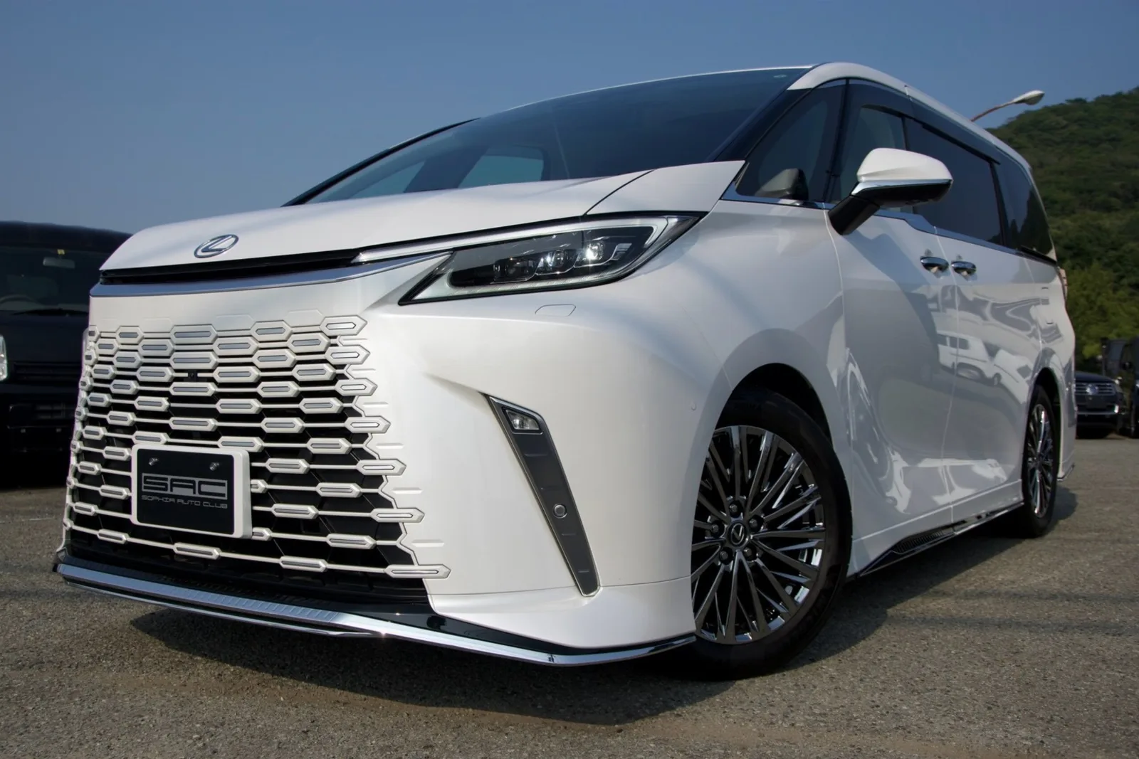 Lexus LM 500h Version L 4WD White Leather Modellista Aero Universal Side Steps Cold Weather Specifications Mark Levinson Sound System 14-inch Rear Entertainment System TV Canceler YUPITERU Radar