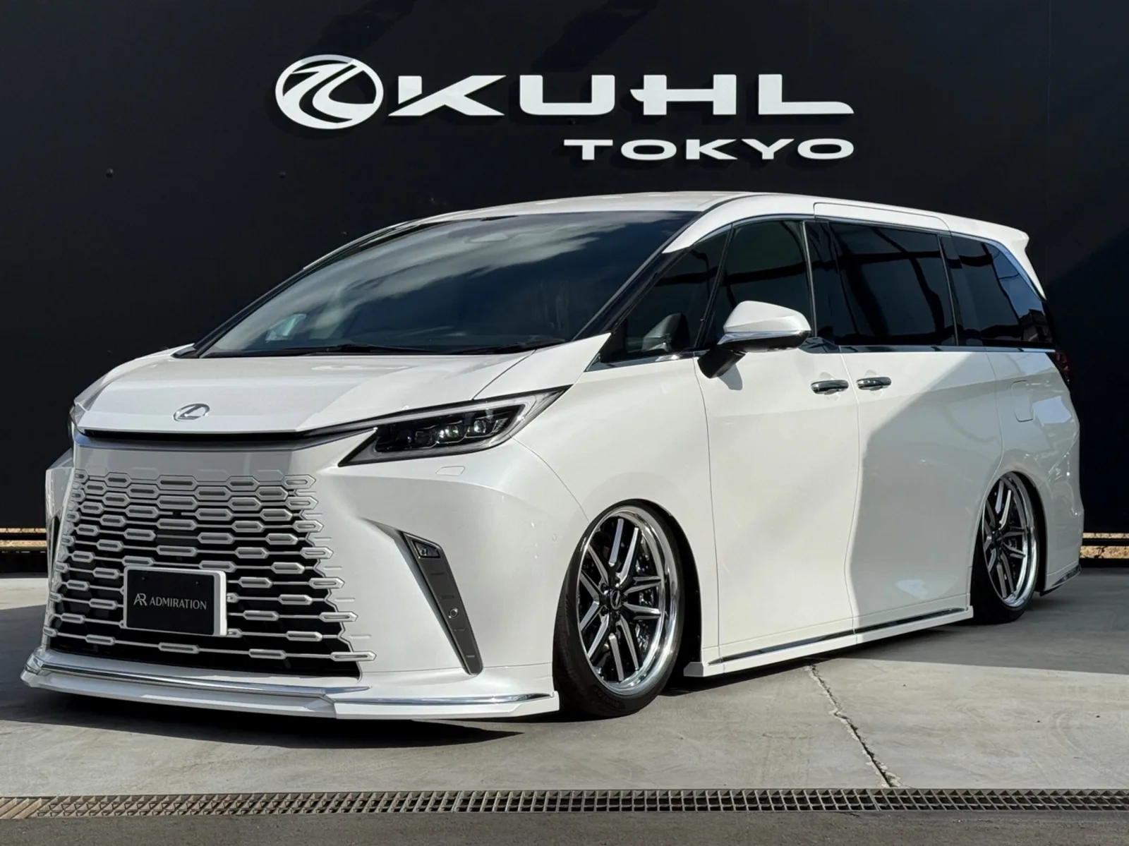 Lexus LM 500h Version L 4WD ADMIRATION Full Aero/Down Suspension/AMISTAD/20-inch AW/Glass Roof/Mark Levinson/Rear Entertainment/Universal Step/3-eye LED Headlights/Panoramic View Monitor/Lexus Safety System/Digital Inner Mirror