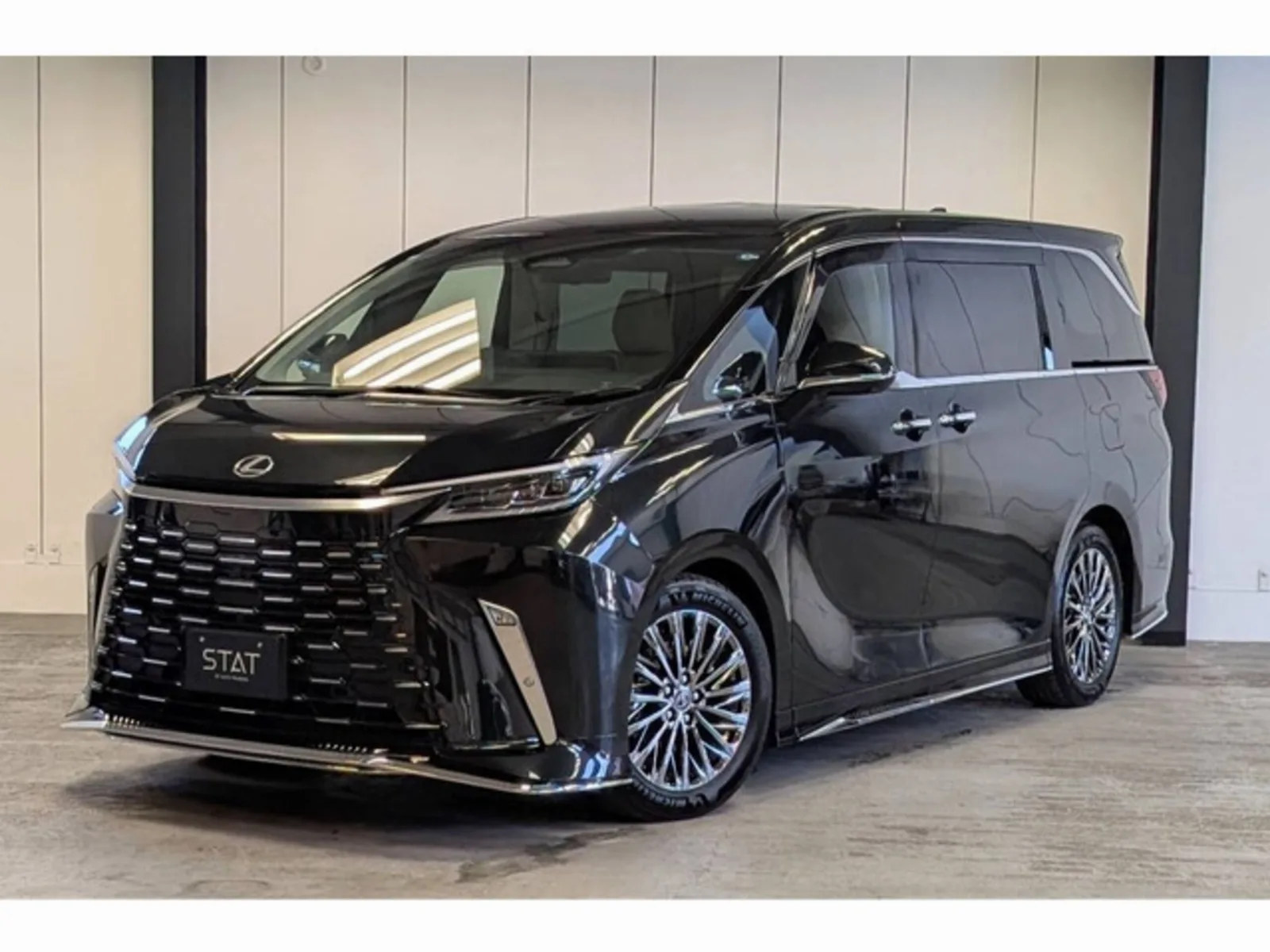 Lexus LM 500h Version L 4WD / Genuine 14-inch Rear Seat Monitor / Leather Seats / Climate Concierge / Power Roof Shade / Side Shades / Executive Seats / Ottoman / Glass Roof / Mark Levinson / Advanced Drive / Power Side Steps